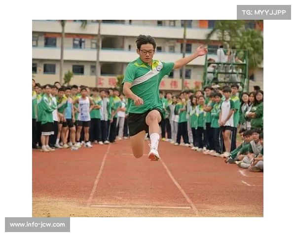 海南鞭陀龙赛选手腾跃盘旋,鞭声清脆划出优美弧线 海南鞭陀龙赛选手腾跃盘旋,鞭声清脆划出优美弧线
